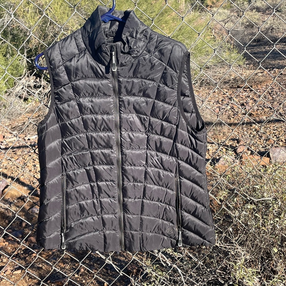 Women’s Roper Black V- Size L NWT